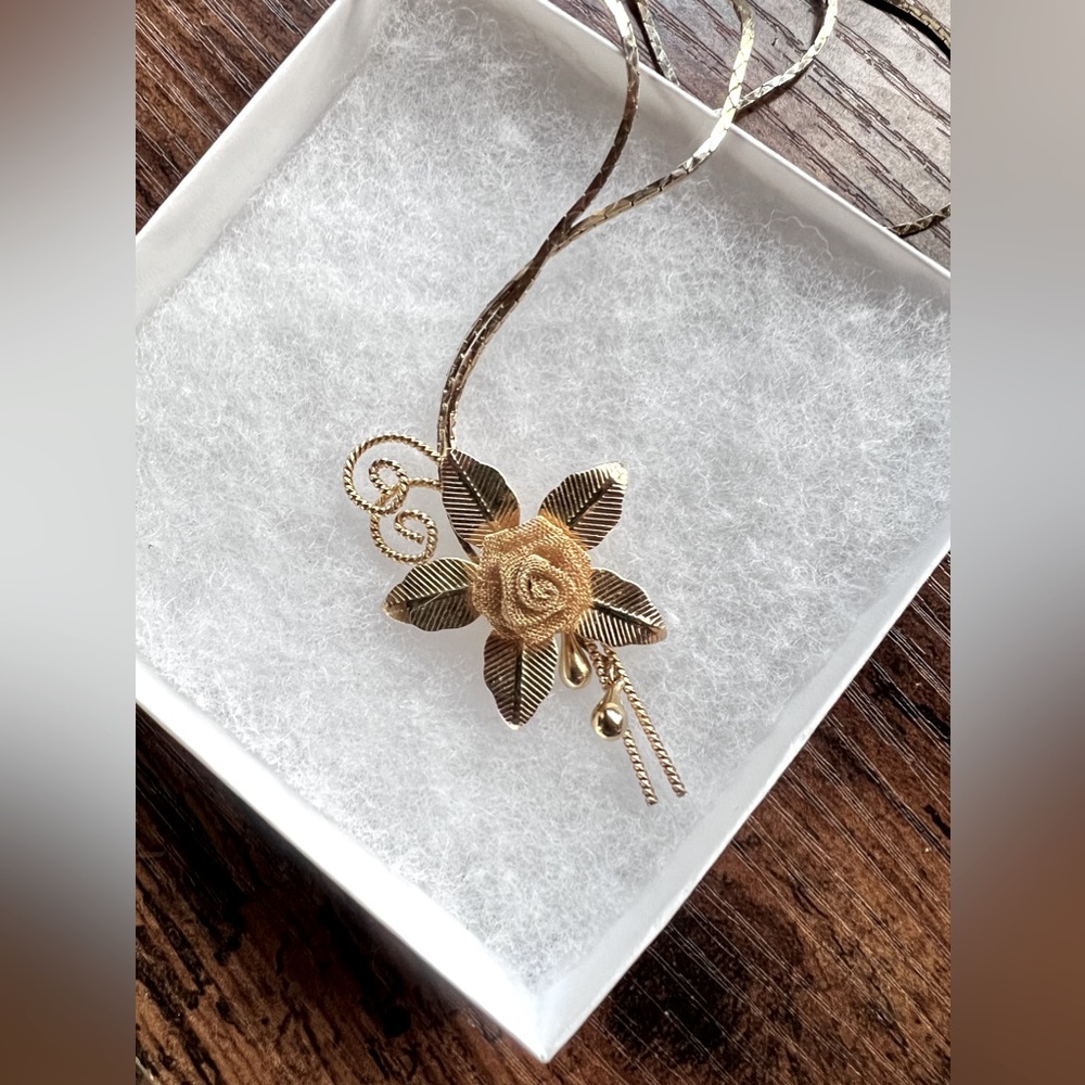 1980s BOHO Vintage Gold Tone Flower Necklace